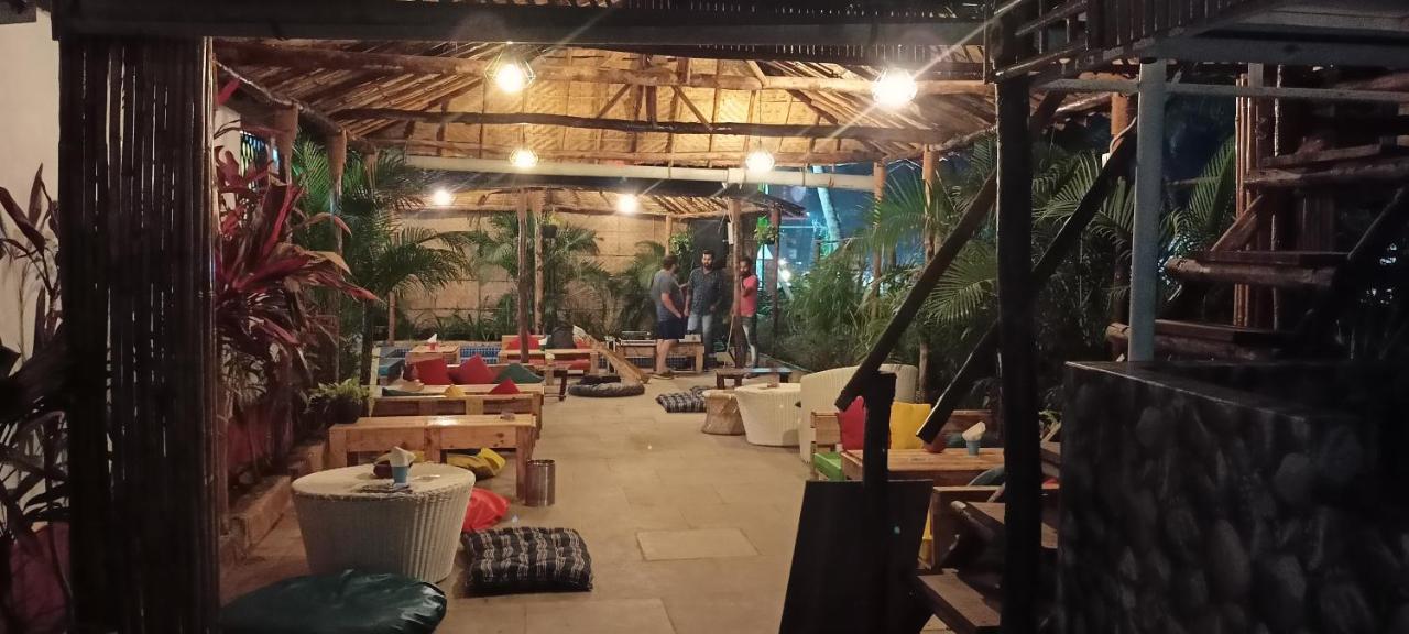 Red Monkeys Hostel 阿姆波尔 外观 照片