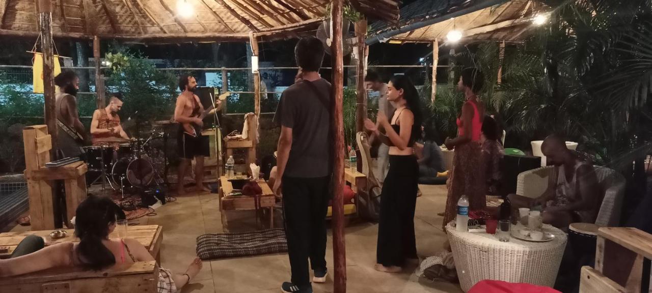 Red Monkeys Hostel 阿姆波尔 外观 照片
